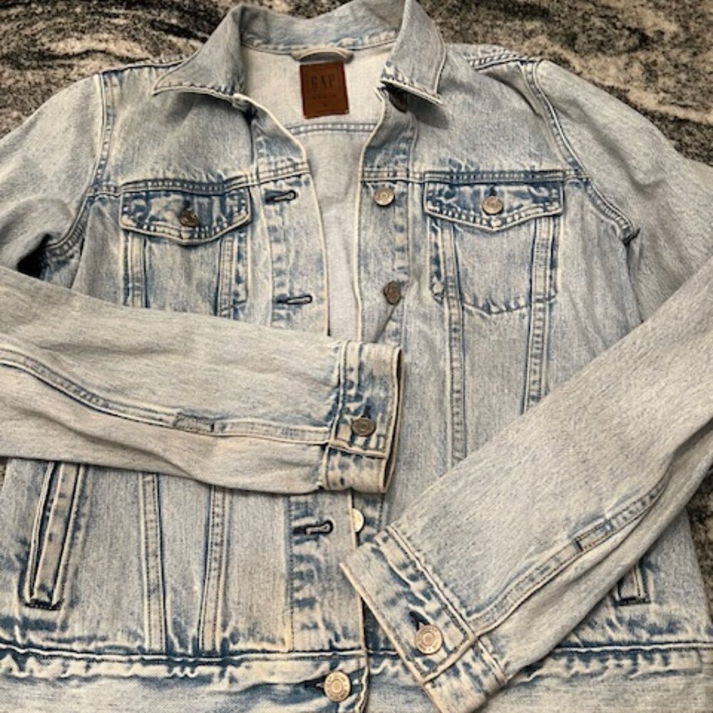 Vintage GAP denim trucker jean jacket. Light blue acid wash Women's‎ Size Small